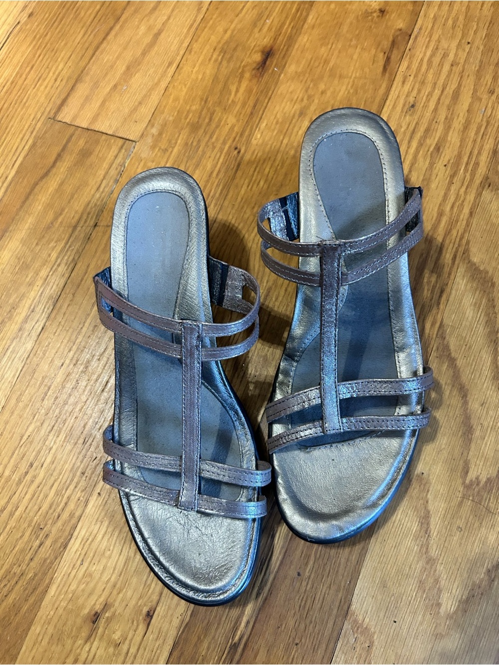 Naot Loop Metallic Silver Strappy T Strap Comfort Heeled Sandals Sz 8.5 EU 39